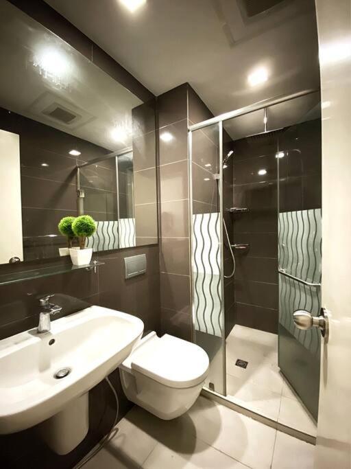 Acqua Private Residence Livingstone Tower Condo Unit With Free Wifi มะนิลา ภายนอก รูปภาพ